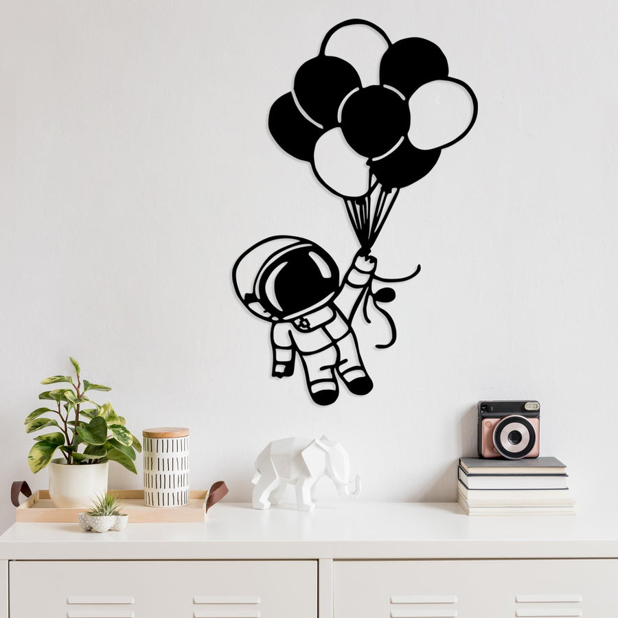 Astronot Balon Ucus Metal Duvar Panosu - Siyah
