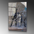 Banksy Kiz ve Asker Cam Tablo - Bej
