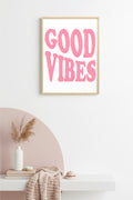 Doğal Ahşap Çerçeveli Retro Tablo - Good Vibes Pembe Yazı Tasarım | huhu2362