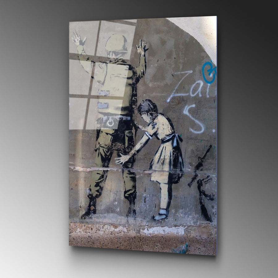 Banksy Kiz ve Asker Cam Tablo - Bej